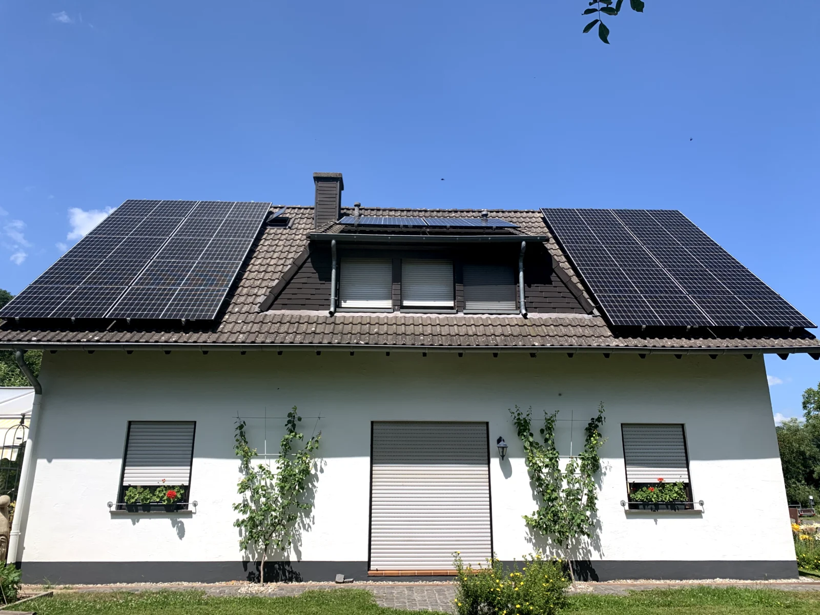 Photovoltaikmodule auf den Dachflächen eines Wohnhauses
